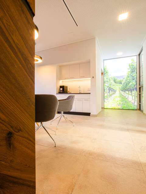 Raiffeisenbank Denzlingen Servicebereich und Automatenwand