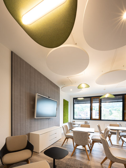 Deckenabsorber zur Verbesserung der Akustik und Schallabsorption