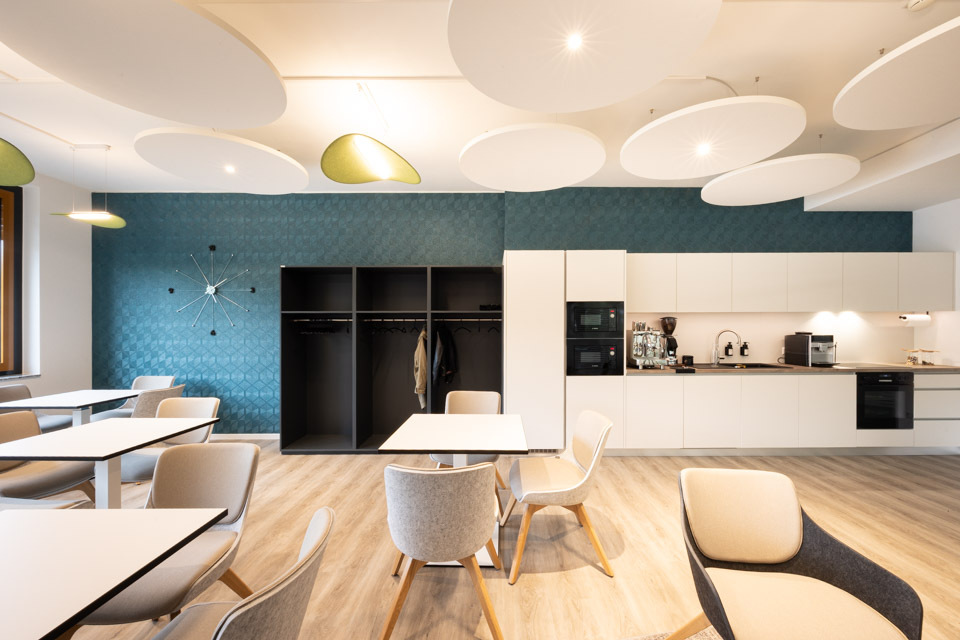 Deckenabsorber zur Verbesserung der Akustik und Schallabsorption in Freiburg