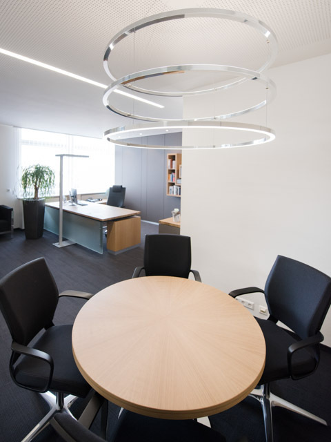 Arbeitsplatz Vorstandsbüro mit Besprechungstisch