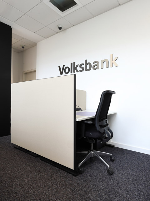 Arbeitsplatz mit Besprechungstisch