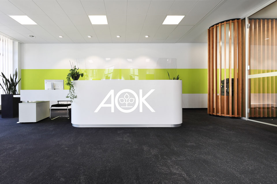 Hinterleuchtetes Logo am Empfang der AOK Messkirch